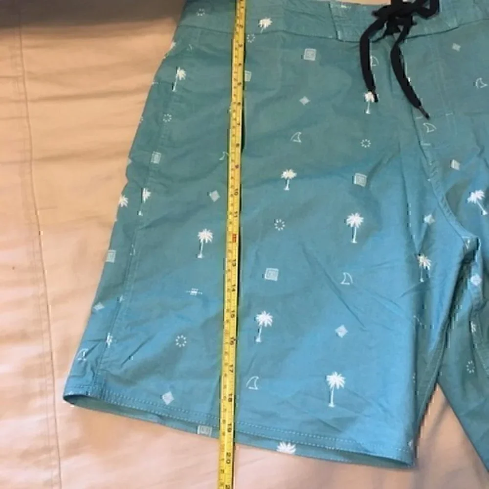 Body Glove men’s size 34 swim trunks